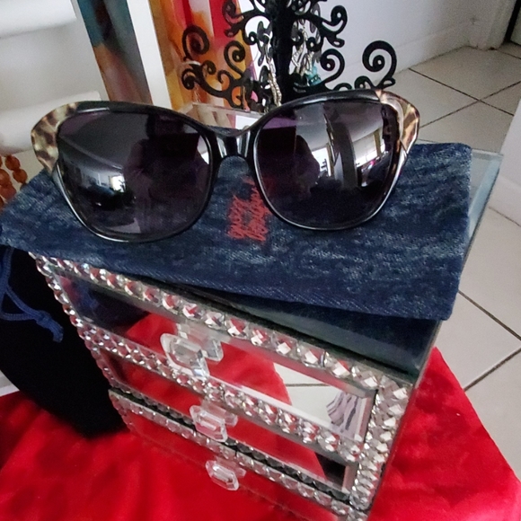 (NWT) Authentic "Guess" Sunglasses - Picture 5 of 9